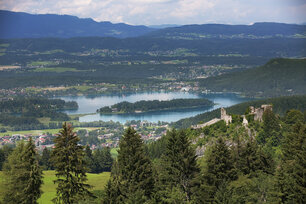 Blick auf die Burg, dahinter der Faaker See